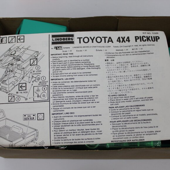 Toyota 1992 4X4 Pickup Truck 1/20 Lindberg Vintage Model Kit #72506 - Picture 9 of 14
